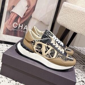 Valentino Garavani Lacerunner SneakerStylish Women's Sneakers in Beige and Black